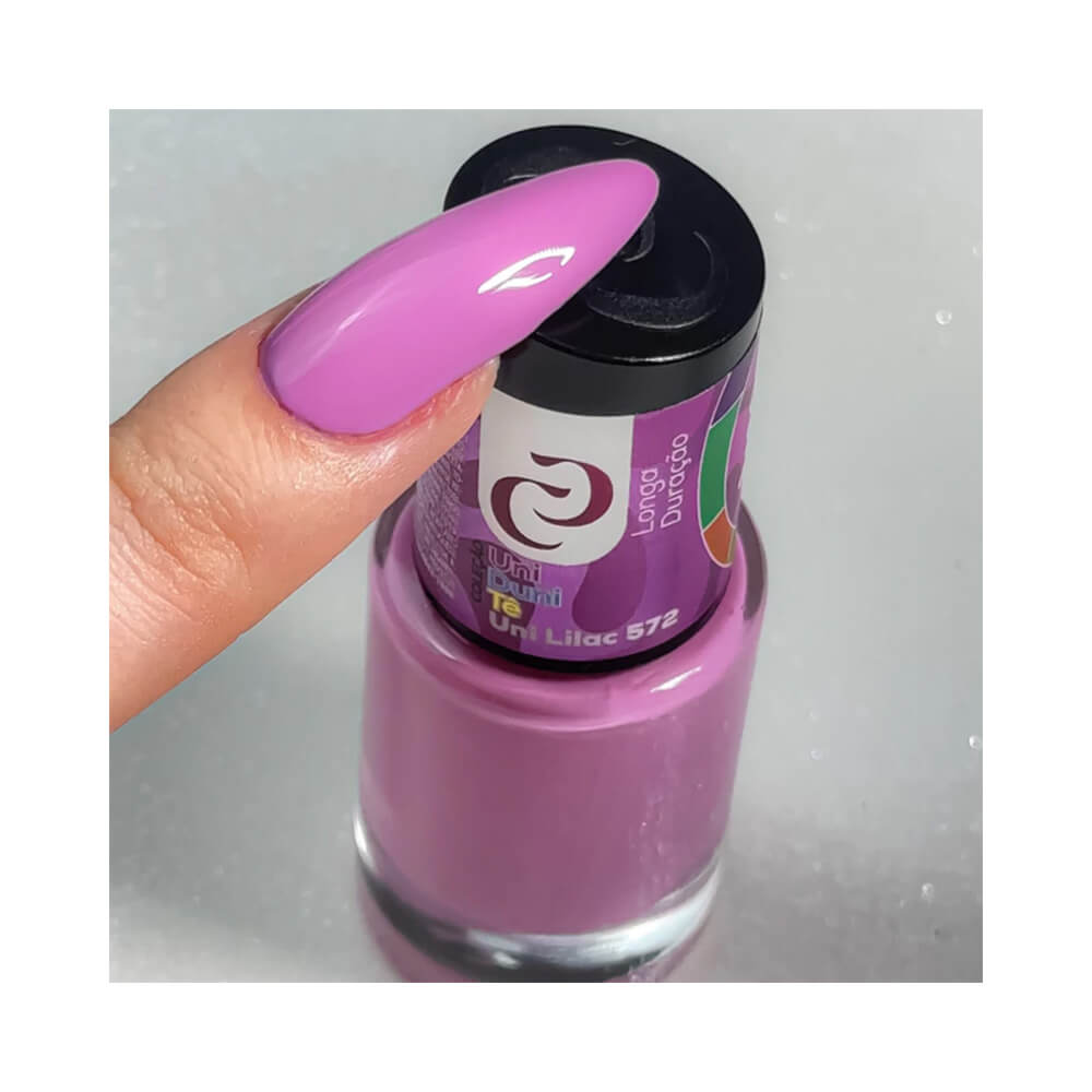 Unha pintada com esmalte lilás Cora Uni Duni Tê cor Uni Lilac 572
